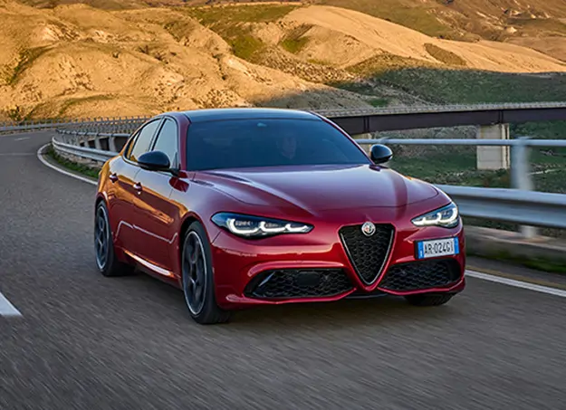 Vue avant de l'Alfa Romeo Giulia soulignant ses feux LED et son élégance