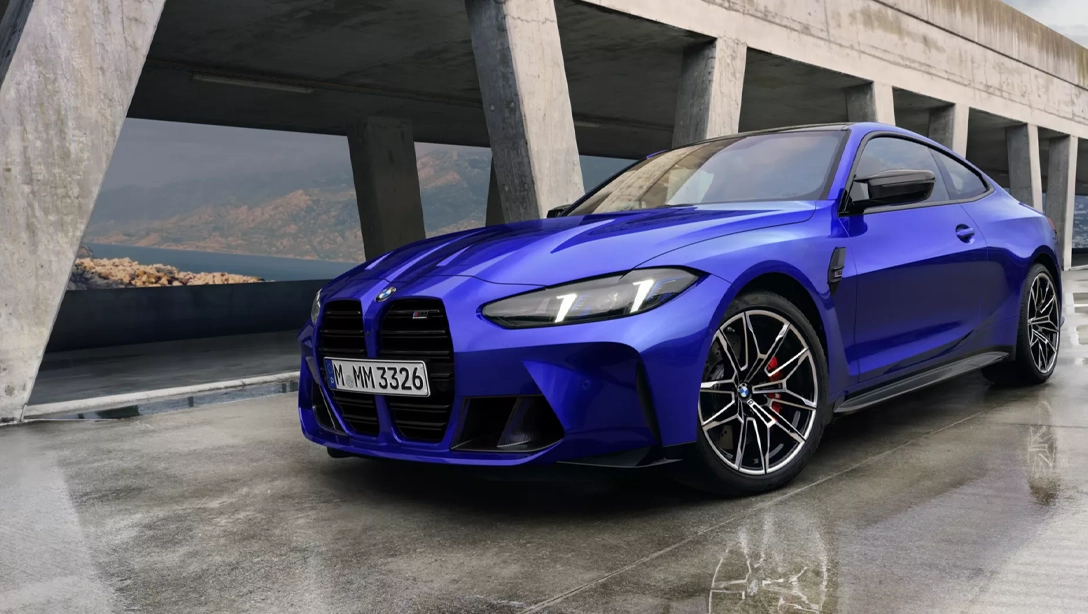 Vue avant dynamique de la BMW M4 sur route