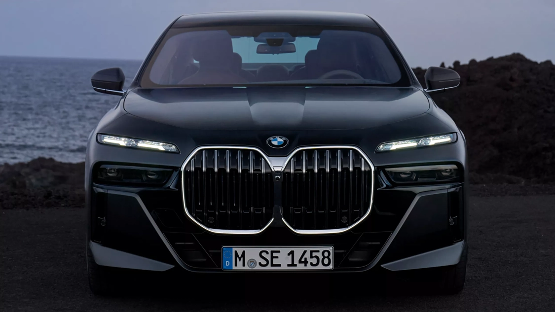 Vue avant de la BMW Série 7 en mouvement sur route