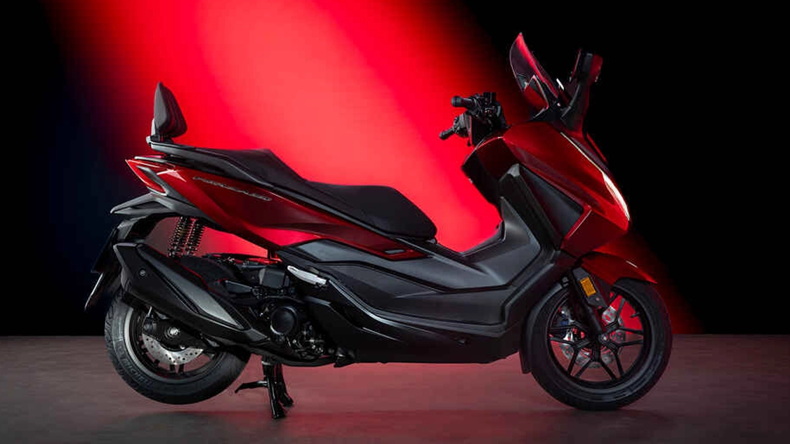 Coffre spacieux sous la selle du Honda Forza 350