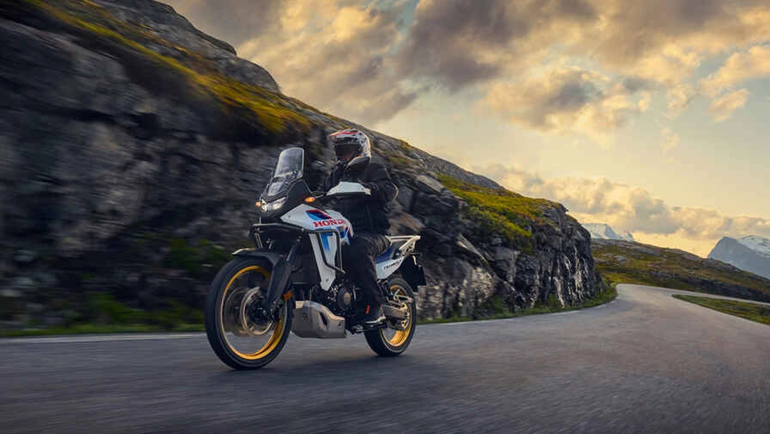 Vue latérale de la Honda XL750 Transalp sur route