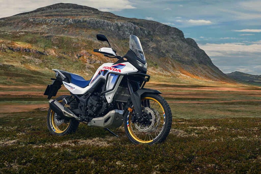 Honda XL750 Transalp en action sur chemin de terre