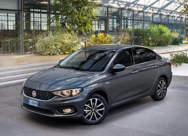 Vue avant de la Fiat Tipo sur fond sombre, mettant en valeur son design moderne