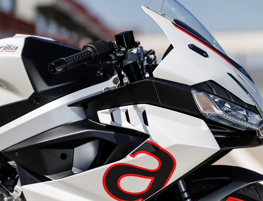 VUe avant dynamique de l’Aprilia RS 457 sur route