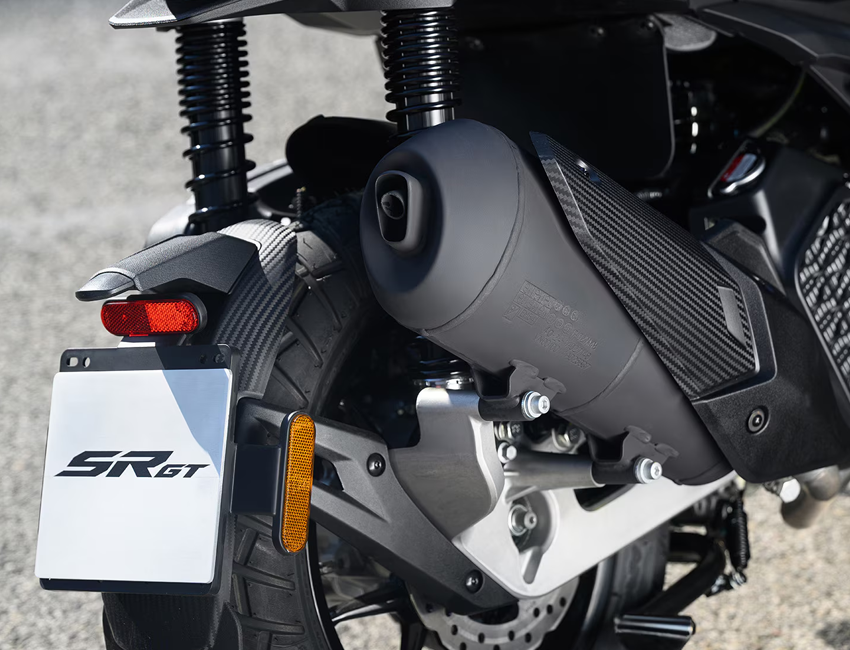 Scooter Aprilia SR GT roulant en ville