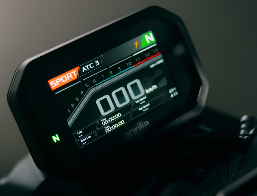 Tableau de bord numérique et commandes de l’Aprilia Tuono 457