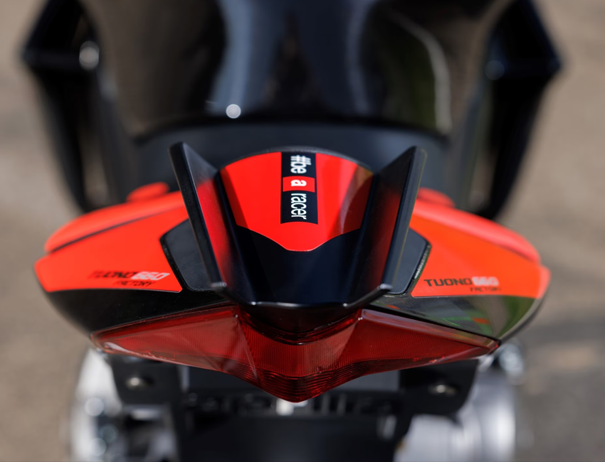Aprilia Tuono 660 vue de face avec phare LED