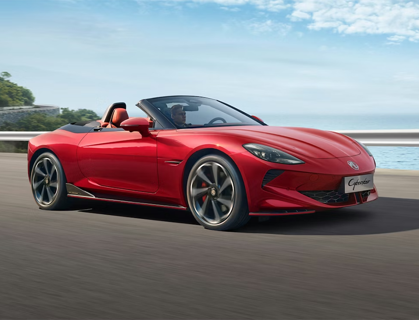 Vue avant de la MG Cyberster électrique sur fond noir