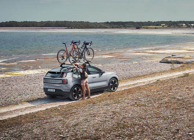 Vue route avec barre de toit du Volvo EX30 avec écran central tactile