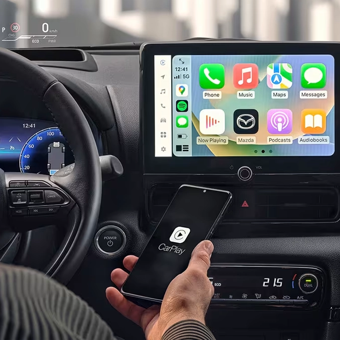 Tableau de bord de la Mazda 2 affichant les technologies embarquées