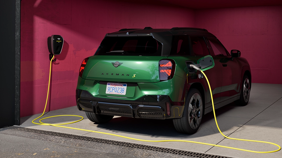 Vue arrière charge du MINI Aceman électrique